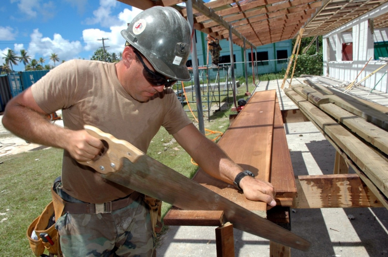 menuisier-ST MARTIN VESUBIE-min_worker_construction_building_carpenter_male_job_build_helmet-893290